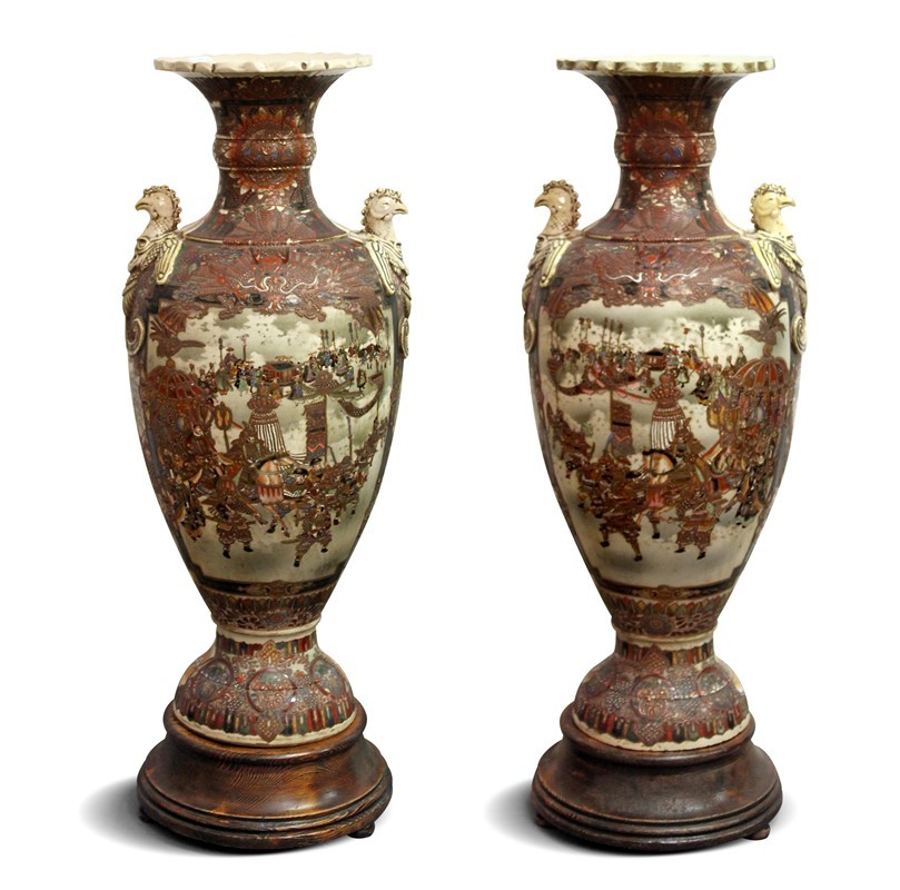 Coppia di grandi vasi in porcellana satsuma con medaglioni a soggetti di scena di corte e geishe